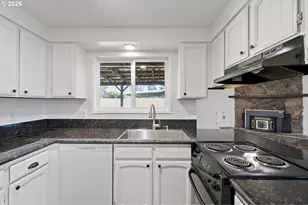 422 S 49th Pl, Springfield, OR 97478 - Photo 9