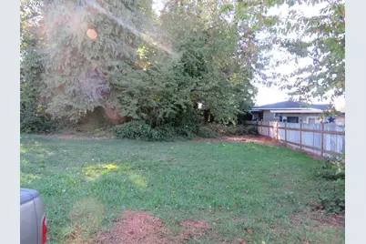 1147 NE 9th Ave, McMinnville, OR 97128 - Photo 3