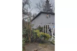 318 NE Howland St, Myrtle Creek, OR 97457 - Photo 3