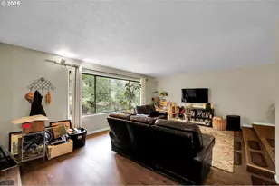 910 E 43rd Ave, Eugene, OR 97405 - Photo 9