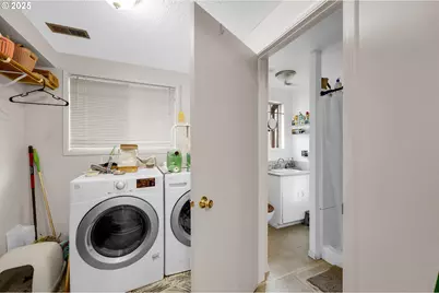 910 E 43rd Ave, Eugene, OR 97405 - Photo 27