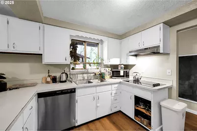 910 E 43rd Ave, Eugene, OR 97405 - Photo 15