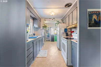 1735 Pennsylvania St, Coos Bay, OR 97420 - Photo 3