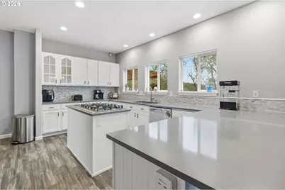 2728 Hallmark Ln, Eugene, OR 97402 - Photo 11