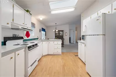 301 Deal St, Junction City, OR 97448 - Photo 13