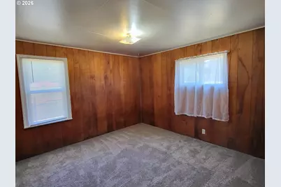 975 Johnson Ave, Cottage Grove, OR 97424 - Photo 9
