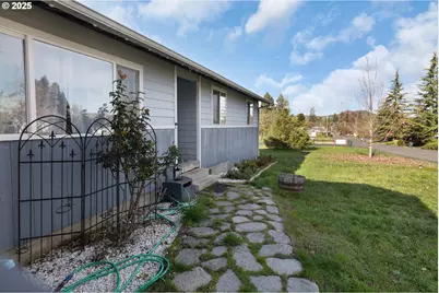 830 W Kenwood St, Roseburg, OR 97471 - Photo 3