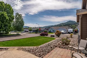 317 Greystone St, Sutherlin, OR 97479 - Photo 3