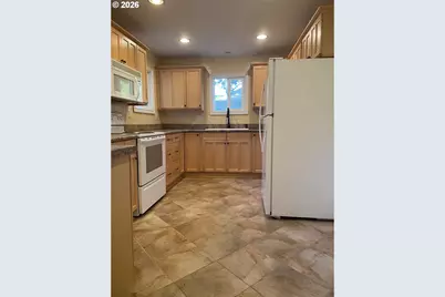 766 W Union St, Roseburg, OR 97471 - Photo 11