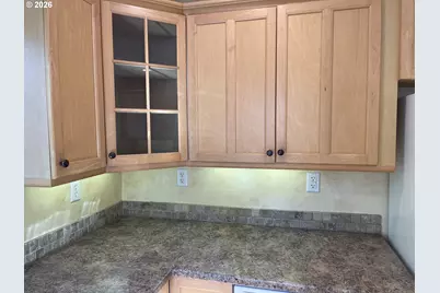 766 W Union St, Roseburg, OR 97471 - Photo 13
