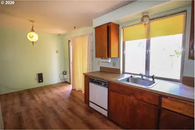 1873 NE 10th Ave, Hillsboro, OR 97124 - Photo 9
