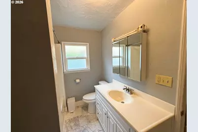 738 W Union St, Roseburg, OR 97471 - Photo 17