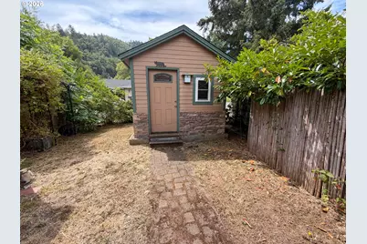 738 W Union St, Roseburg, OR 97471 - Photo 17