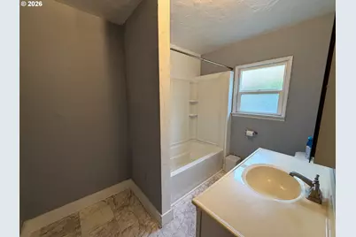 738 W Union St, Roseburg, OR 97471 - Photo 13
