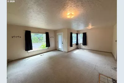 738 W Union St, Roseburg, OR 97471 - Photo 3