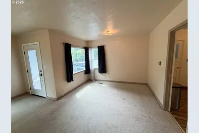 738 W Union St, Roseburg, OR 97471 - Photo 5