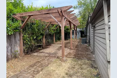 738 W Union St, Roseburg, OR 97471 - Photo 19