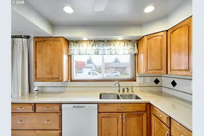 163 W Clackamas Cir, Woodburn, OR 97071 - Photo 9