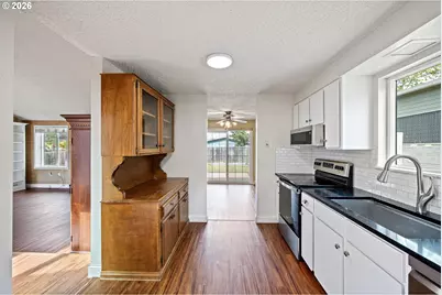 286 E Bradley Ct, Roseburg, OR 97470 - Photo 5