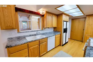 39136 Easton Ln, Springfield, OR 97478 - Photo 9