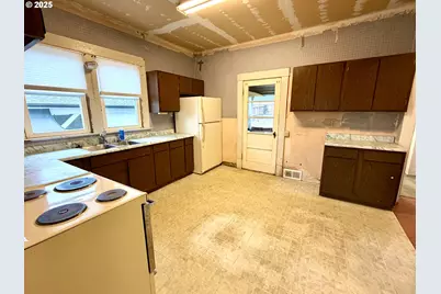 826 E 15th St, The Dalles, OR 97058 - Photo 21