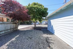 1125 Augustine Ave, Coos Bay, OR 97420 - Photo 5