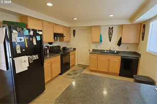 1125 Augustine Ave, Coos Bay, OR 97420 - Photo 11