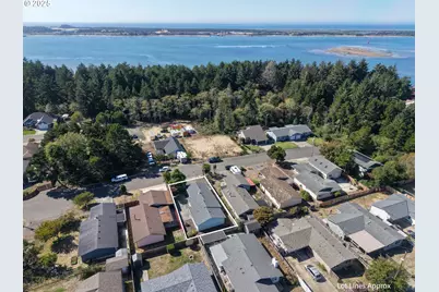 1125 Augustine Ave, Coos Bay, OR 97420 - Photo 33