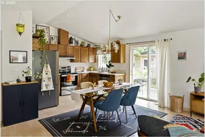 636 SE 84th Ave, Portland, OR 97216 - Photo 9