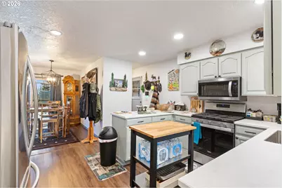 2025 NW Delridge Ave, Roseburg, OR 97471 - Photo 17