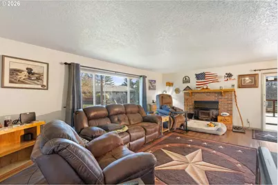 2025 NW Delridge Ave, Roseburg, OR 97471 - Photo 9