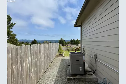 2125 Pine St, North Bend, OR 97459 - Photo 5