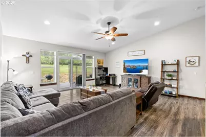 445 Hatfield Dr, Roseburg, OR 97470 - Photo 21