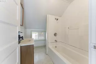 625 S 9th St, Coos Bay, OR 97420 - Photo 13