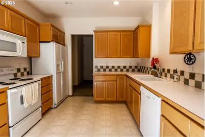 1875 Lake Cove Ave, Eugene, OR 97408 - Photo 11