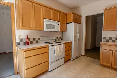 1875 Lake Cove Ave, Eugene, OR 97408 - Photo 15
