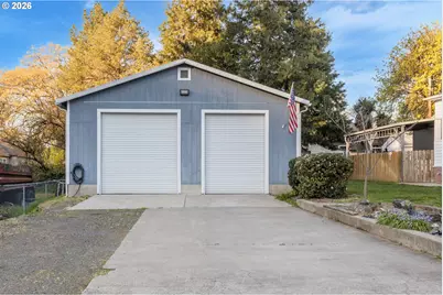 148 SE Houck Ave, Roseburg, OR 97470 - Photo 3