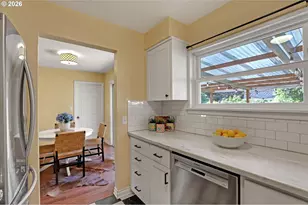 10910 NE Eugene St, Portland, OR 97220 - Photo 17