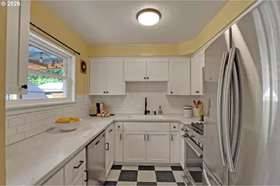 10910 NE Eugene St, Portland, OR 97220 - Photo 15