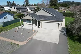 418 Memory Ln, Brookings, OR 97415 - Photo 5