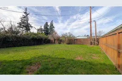 1050 E Jackson Ave, Cottage Grove, OR 97424 - Photo 5