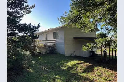 518 S Wall St, Coos Bay, OR 97420 - Photo 9