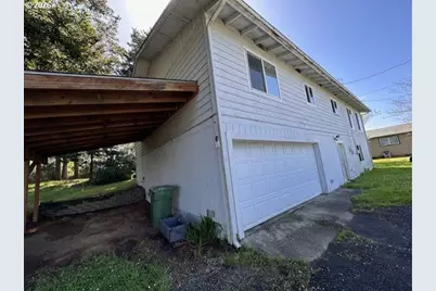 518 S Wall St, Coos Bay, OR 97420 - Photo 11