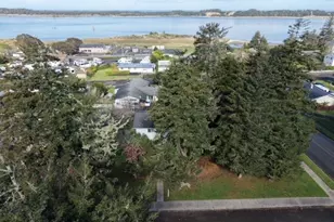 518 S Wall St, Coos Bay, OR 97420 - Photo 17