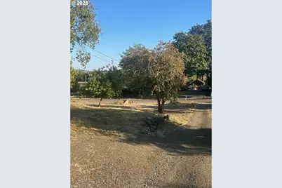 122 NE 4th St, Willamina, OR 97396 - Photo 3