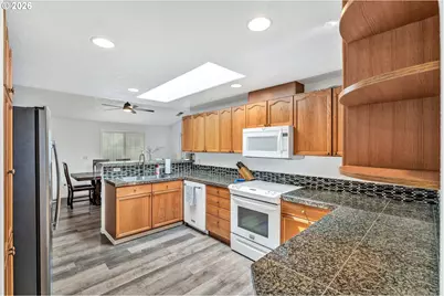 389 NW Sadie Ct, Hillsboro, OR 97124 - Photo 9