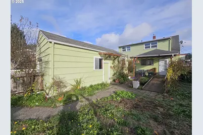 2238 Marion St, North Bend, OR 97459 - Photo 9