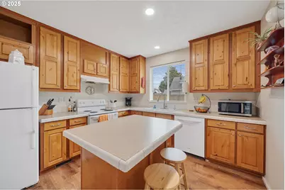 2105 9th St, Tillamook, OR 97141 - Photo 5