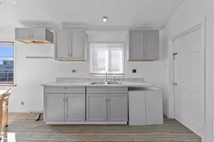 1833 N Jantzen Ave, Portland, OR 97217 - Photo 9