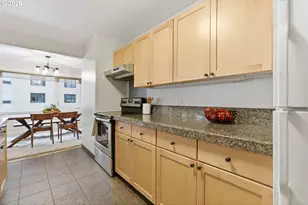 2211 SW Park Pl, Portland, OR 97205 - Photo 21